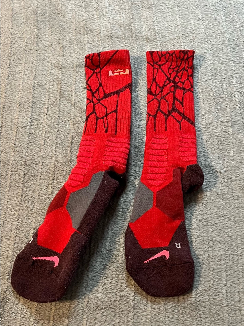 Nike LeBron Hyper-Elite Spider Red Basketball Crew Socks Large